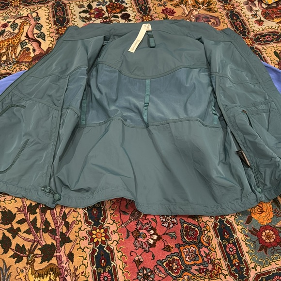 Lululemon windbreaker - Picture 5 of 6